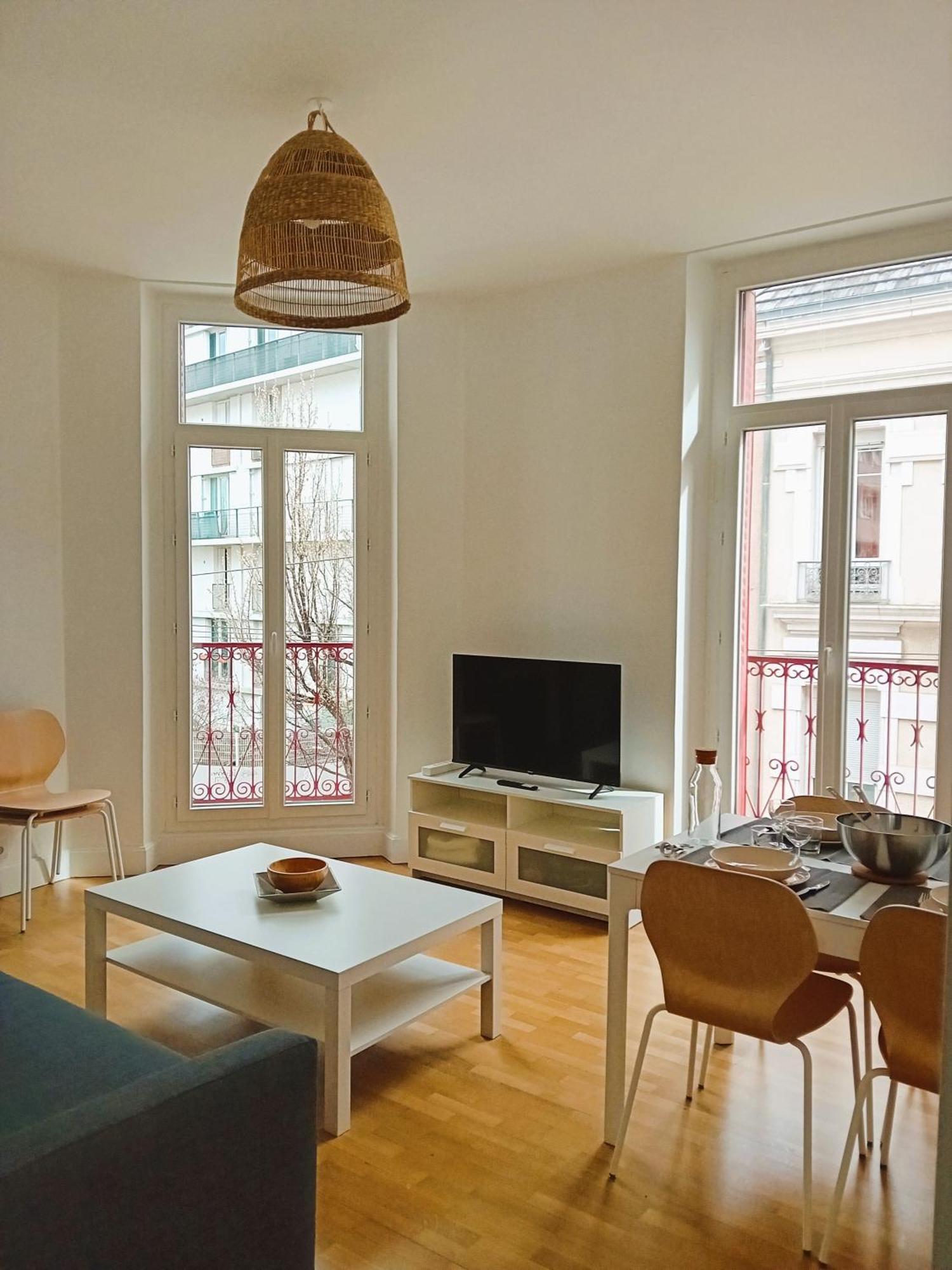 102 - Appart Renove Avec Grand Salon Et 1 Chambre - Tram Et Clinique Mutualiste A 1 Min Grenoble Exteriér fotografie